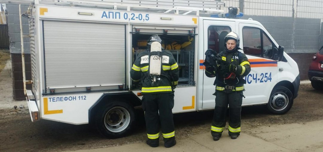 🔥Сегодня работники ПСЧ-254 #Мособлпожспас провели занятия по тушению пожаров в подвалах жилых зданий